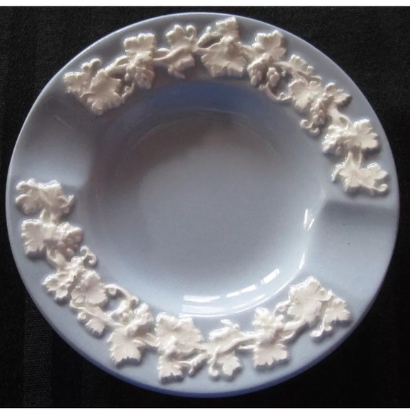 Vintage WEDGWOOD Embossed Queensware Glazed Cream on Lavender Blue Etruria - Picture 2 of 7